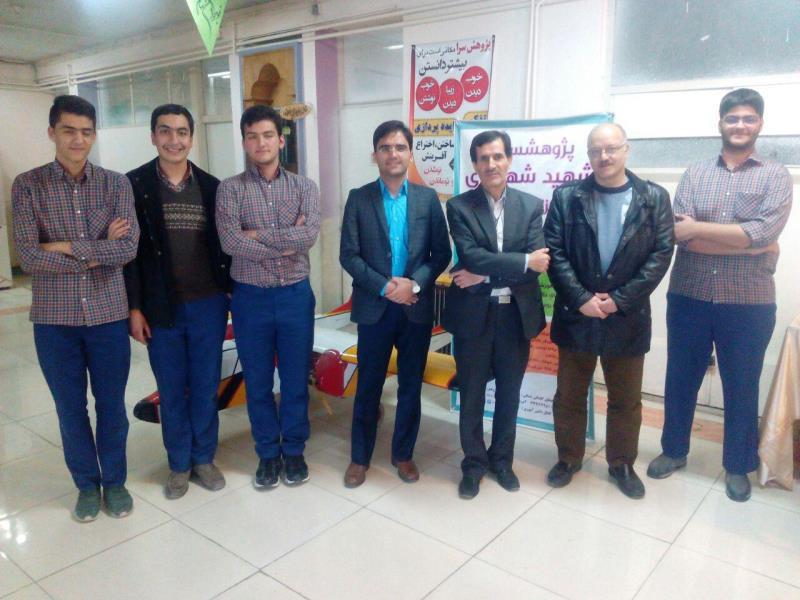 دانش آموزان شرکت کننده در مسابقه مشاعره