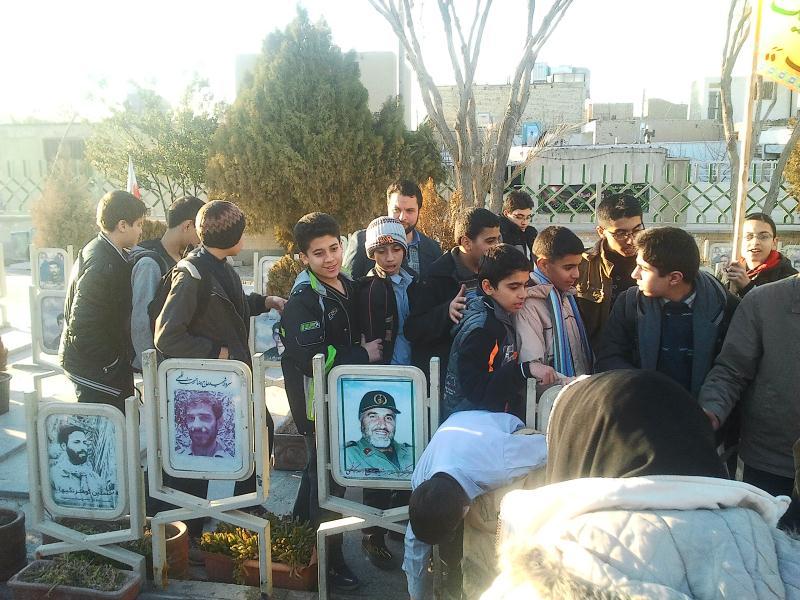 تجدید بیعت با شهدا در سالگرد پیروزی انقلاب 