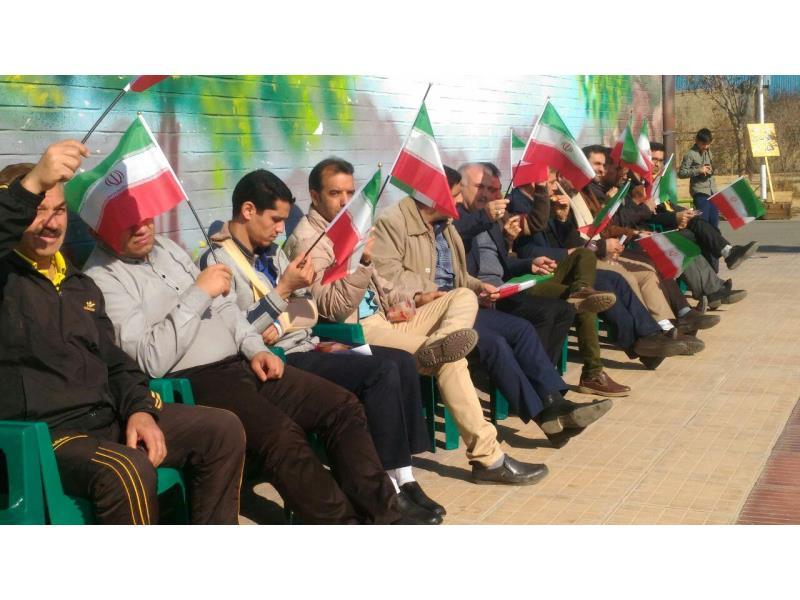 برنامه های دهه فجر - برگزاری جشن ۱۲ بهمن و سالروز ورود افتخار آمیز امام خمینی(ره) به میهن اسلامی ایران همراه با برنامه سرود همگانی و اهتزاز پرچم ایران