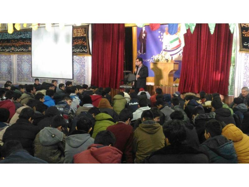 برنامه های دهه فجر- پخش کلیپ و سخنرانی و روشنگری و بهره مندی از خاطرات انقلاب توسط معاونین و مشاورین دبیرستان در صبح های دهه مبارک فجر