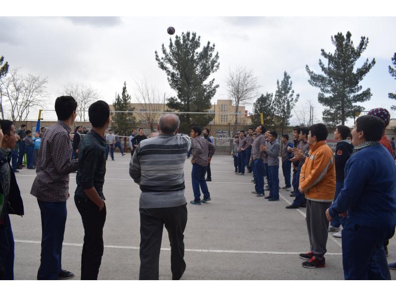 بازی والیبال با دبیران