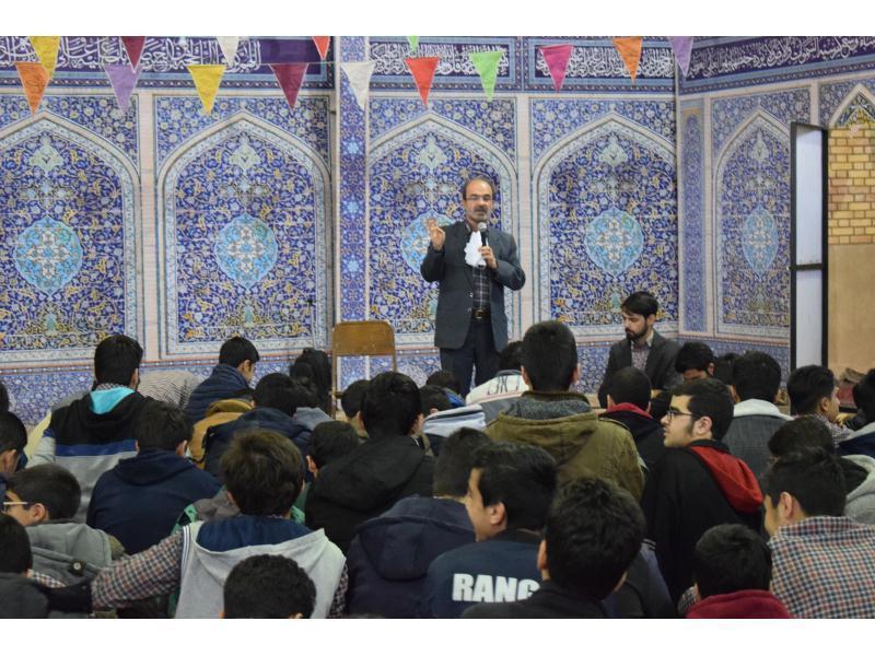 کرسی آزاد اندیشی آموزان پایه نهم