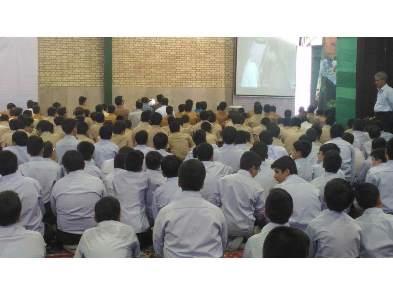 پخش کلیپ های دفاع مقدس در هفته دفاع مقدس در مراسم نماز جماعت