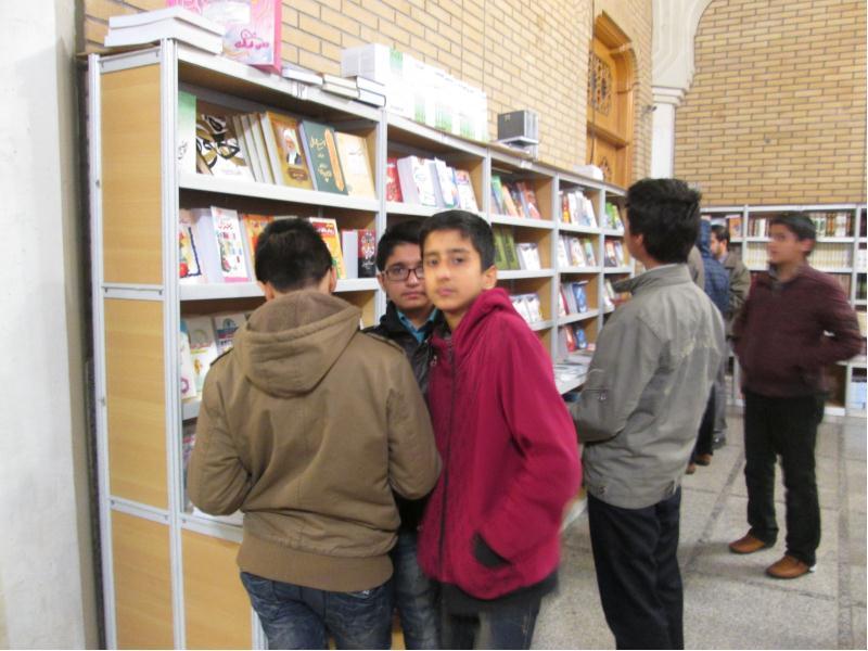 بازدید از نمایشگاه کتاب آستان مقدس حضرت فاطمه معصومه (سلام الله علیها )- ( مدرسه راهنمایی امام محمد باقر )