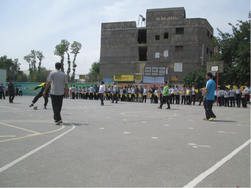 مسابقه فوتبال بین دبیران و دانش آموزان
